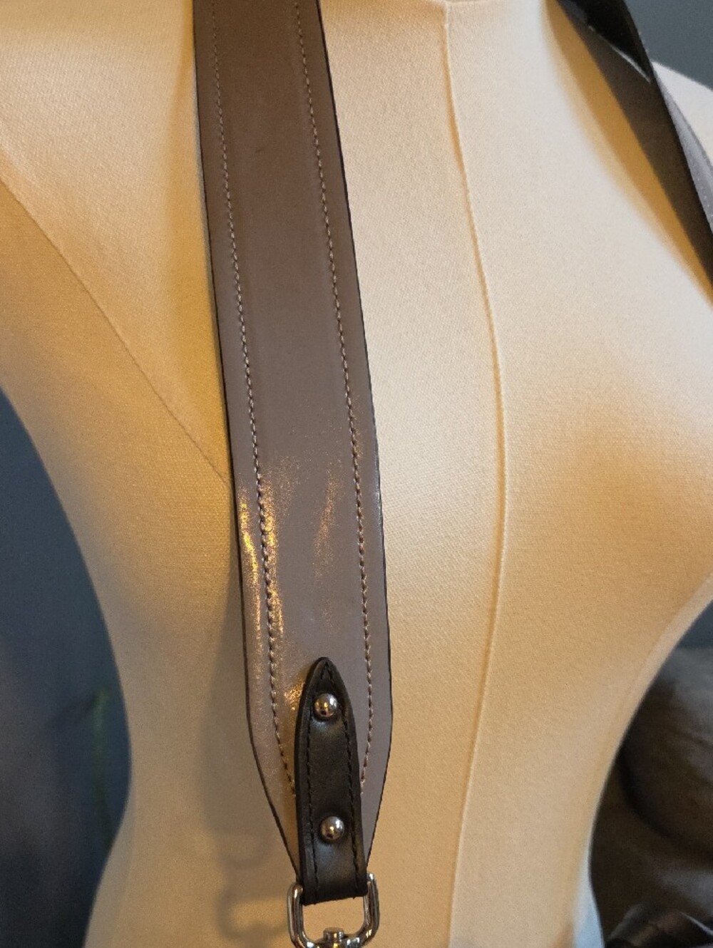 NICOLI Gray Leather Shoulder Bag with Black Strap - Picture 12 of 16